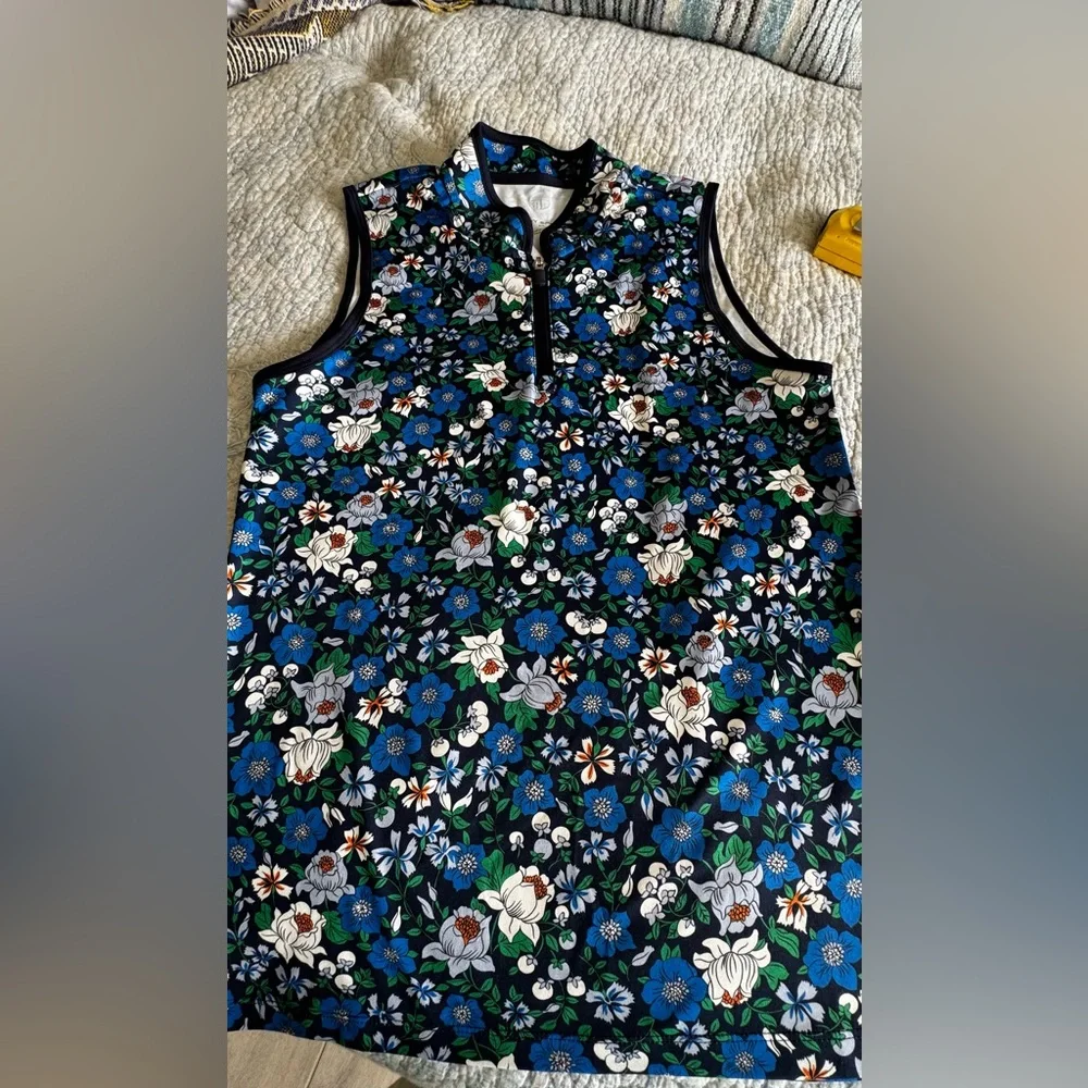 Sleeveless Floral Zip Mock-Neck Top in Navy/Blue